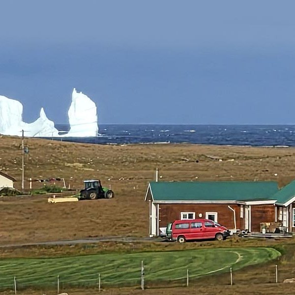 Borgarísjakinn norður af Hrauni. Myndin er tekin með talsverðum aðdrætti og á myndunum hér að neðan má betur átta sig á fjarlægðinni frá landi. MYNDIR: GUNNAR RÖGNVALDSSON