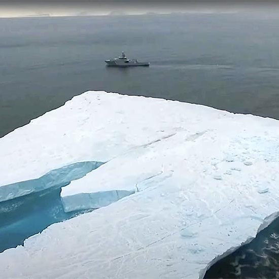Borgarísjakinn er engin smásmíði! Varðskipið Þór fjær á myndinni og efst strandlengjan. SKJÁSKOT ÚR MYNDBANDI LHG