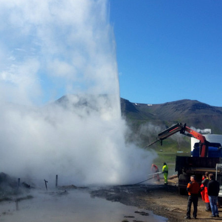 Leit að heitu vatni tókst framar vonum í Fljótum árið 2016.