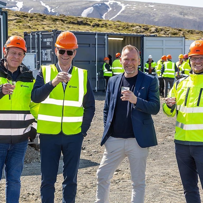Frá vígslunni í dag. Frá vinstri: Magnús Þór Ásmundsson, forstjóri Rarik, Árni Magnússon, forstjóri ÍSOR, Pétur Arason, sveitarstjóri Húnabyggðar og Óli Þór Jónsson, rekstrarstjóri hitaveita hjá Rarik skáluðu í hitaveituvatni og kannski einhverju fleiru. MYNDIR: AXEL ÞÓRHALLSON / RARIK