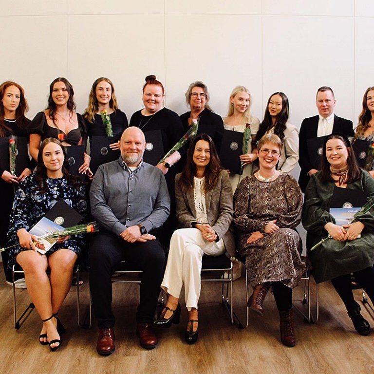 Brautskráningarnemar í viðburðastjórnun. Auk þeirra eru á myndinni Ásamt viðburðastjórnunarnemunum sitja Áskell Heiðar Ásgeirsson, lektor í ferðamáladeild, Hólmfríður Sveinsdóttir, rektor og Ingibjörg Sigurðardóttir, deildarstjóri ferðamáladeildar. Með þeim sitja verðlaunhafarnir (hæstu meðaleinkunn) Dagbjört Lena Sigurðardóttir og Sigriður Lína Daníelsdóttir, aðrir nemar standa fyrir aftan. MYND AÐSEND