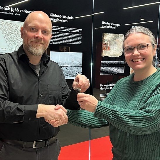 Freyja Rut tekur hér við lyklavöldum 1238 úr höndum Áskels Heiðars sem nú lætur af störfum framkvæmdastjóra Sýndarveruleika ehf. Aðsend mynd.