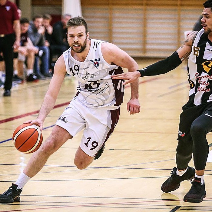 Brilli brunar hér fram hjá Kristófer Acox í leik gegn KR í Síkinu. MYND: HJALTI ÁRNA