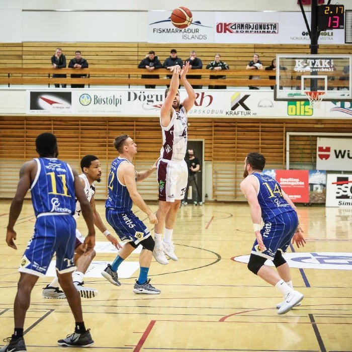 Brynjar Þór neglir einum langdrægum. Myndin er úr leiknum gegn Grindvíkingum fyrr í mánuðinum. MYND: HJALTI ÁRNA