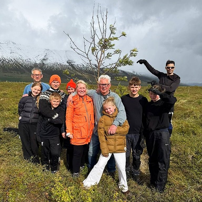 Margar hendur vinna létt verk í Brimnesskógi. AÐSEND MYND