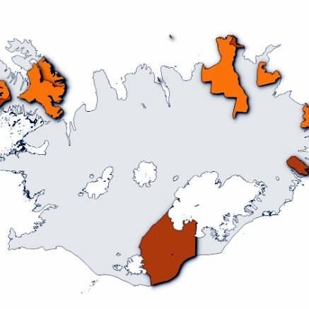 Á myndinni hér að ofan má sjá þau byggðarlög sem hafa tekið þátt í verkefninu Brothættar byggðir. Ljósu byggðarlögin njóta enn virkrar aðkomu Byggðastofnunar í verkefninu en dökku byggðarlögin hafa lokið þátttökutímabilinu með aðkomu Byggðastofnunar og vinna þau nú áfram að eflingu byggðarinnar, ýmist með samstarfi íbúa og sveitarfélagsins og í sumum tilvikum einnig viðkomandi atvinnuþróunarfélags. Mynd af byggdastofnun.is.