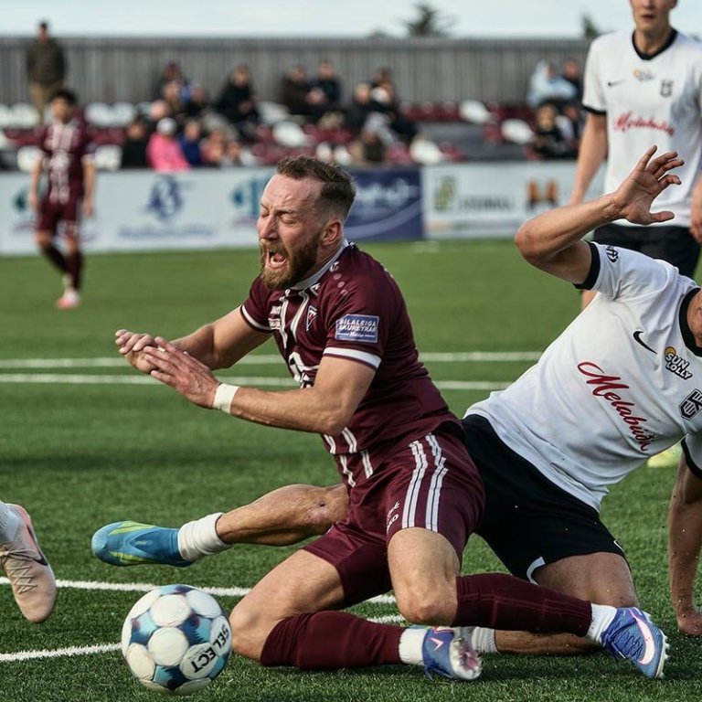 Brotið á Benna í leik gærdagsins. MYND: SIGURÐUR INGI
