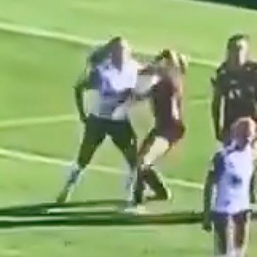 Myndgæðin eru ekki upp á það besta en sést þó að leikmaður FH fer með höndina í andlit Bryndísar og boltinn hvergi nálægt. SKJÁSKOT AF FÓTBOLTI.NET