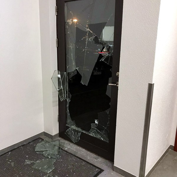 Rúða var brotin á dvalarheimili aldraðra á Sauðárkróki. Mynd: SP.