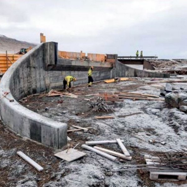 Fyrri stöpull brúarinnar er tilbúinn. Mynd: Vegagerðin.