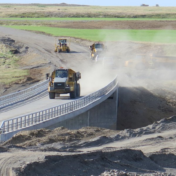 Mynd tekin 31. maí af vinnuvélum og búkollum sem notaðar eru við vegarvinnuna. Ekki verður þó langt að bíða að almennri umferð verði hleypt á brúna yfir Laxá og nýja veginn. Myndir: Hörður Ingimarsson.