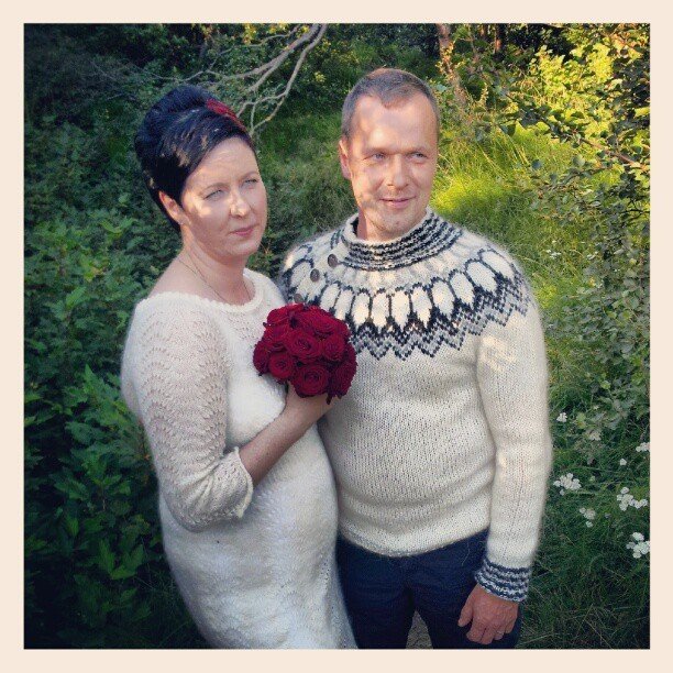 Brúðarmynd af Særúnu og eiginmanninum, Bjarna Guðmundi Ragnarssyni, sem klæðist peysu sem Særún prjónaði. Aðsendar myndir.