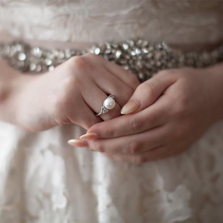 Í myndasyrpunni hér að neðan eru myndir frá Írisi Ösp úr brúðkaupsmyndatökum og myndir sem tengjast sýningunni sem hún setti upp og kallast Hringir. Auk þess er að finna myndir af ljósmyndaranum.