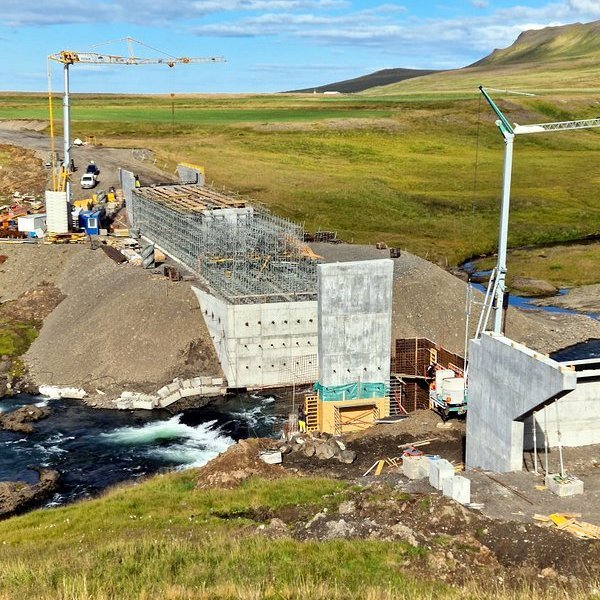 Hún er engin smásmíði nýja brúin yfir Laxá, 14 metra há og 106 metra löng. Mynd: Ámundi Rúnar Sveinsson.