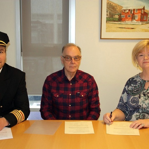 Frá undirritun samningsins. F.v. Svavar Birgisson, slökkviliðsstjóri, Benedikt Gunnarsson, framkvæmdastjóri Ólafs Gíslasonar hf. og Eldvarnamiðstöðvarinnar og Ásta Pálmadóttir, sveitarstjóri. Mynd: Skagafjörður.is