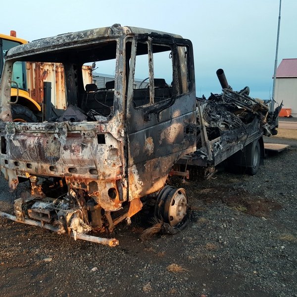 Eins og sjá má er vörubifreiðin, sem kviknaði í í Norðurárdal, gersamlega ónýtur. Myd: PF.