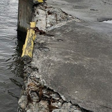 Eins og sjá má hafa skemmdir orðið á bryggjunni á Blönduósi. Mynd: Húni.is.
