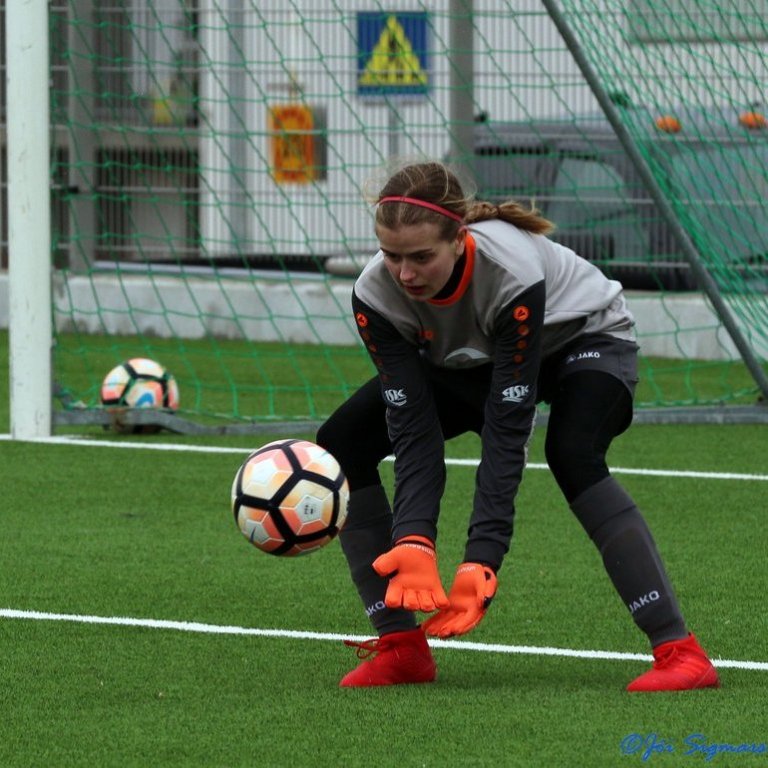 Bryndís Gunnarsdóttir var í marki og varð fyrir því óhappi að fingurbrotna. Mynd: Jóhann Sigmarsson.