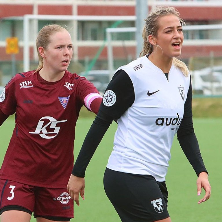 Bryndís klukkar leikmann FH.Fyrirliðinn átti fínan leik að venju. MYND: ÓAB