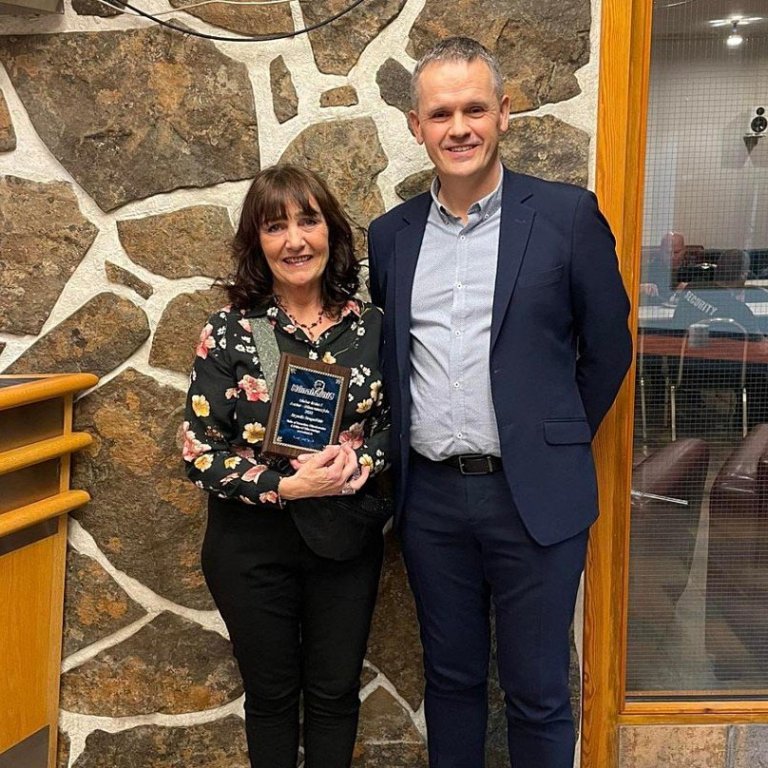 Bryndís Bragadottir var valin Maður ársins í Austur-Húnavatnssýslu 2022. Hér er hún ásamt Auðunni Sigurðssyni frá Húnahorninu sem afhenti henni viðurkenninguna. MYND: GRÍMUR LÁRUSSON