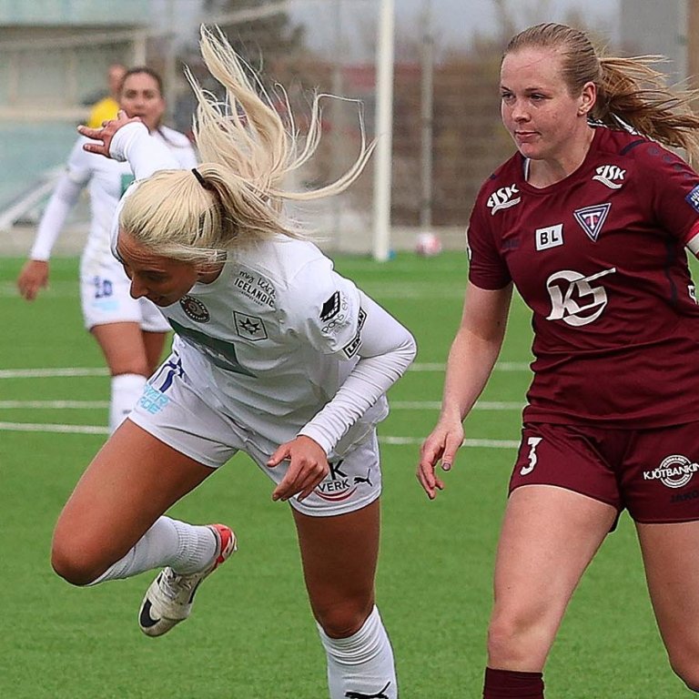Það verður andskotann ekkert boðið upp á gott með kaffinu þegar Óskar Smári heimsækir systir sína, Bryndísi Rut, í Varmahlíð næst. Hér er Bryndís í leik gegn Stjörnunni fyrr í sumar. MYND: JÓI SIGMARS