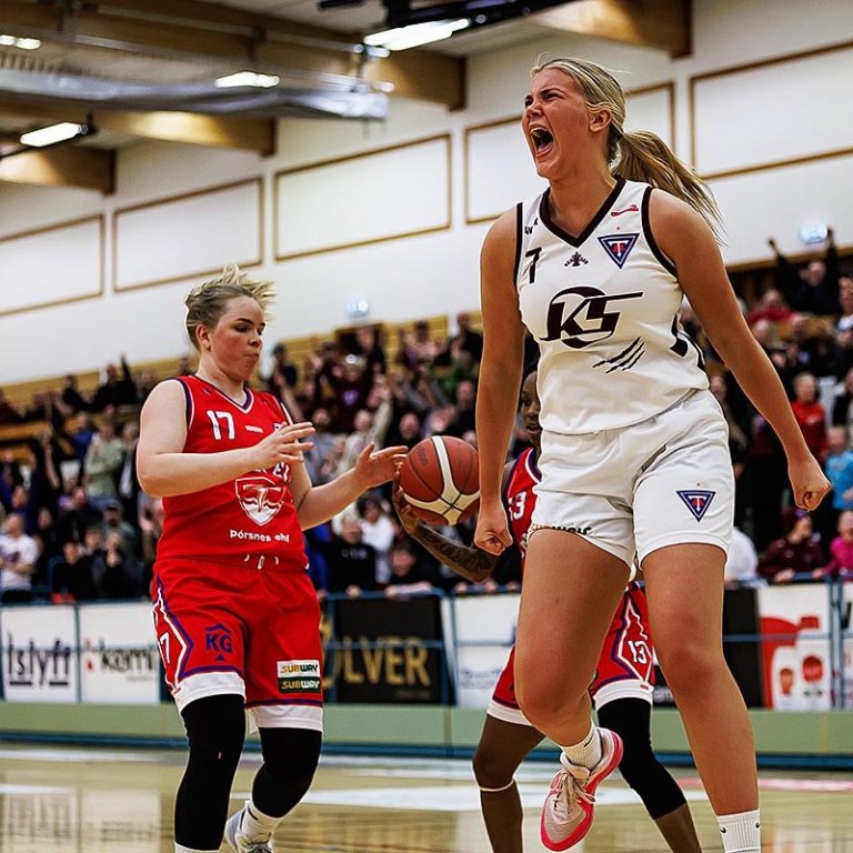 Brynja Líf síðustu körfunni sinni. Hún gerði átta af tíu stigum Tindastóls í framlengingunni. Hún kemur upp í gegnum yngri flokka starf Hattar Egilsstöðum. MYND: DAVÍÐ MÁR