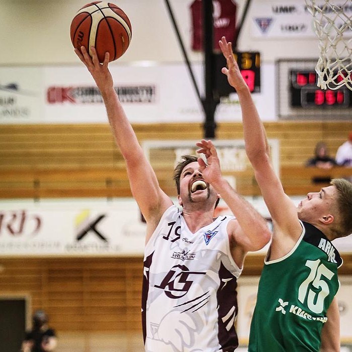 Brynjar Þór fer á körfuna. Það er nú alveg umdeilanlegt hvort mottumars sé að gera leikmönnum einhvern greiða. MYND: HJALTI ÁRNA