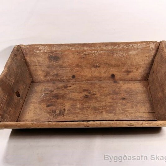 Öskutrog frá Kálfárdal í Gönguskörðum. Trogið hefur áður verið notað sem mjólkurtrog, til að láta mjólkina setjast. Þá var mjólkin látin standa þar til skán var komin á hana og hægt að skilja að undanrennu og rjóma, með því að láta undanrennuna „renna undan“ rjómaskáninni. Þetta trog var síðast notað til að ausa taði á tún og bera ösku úr eldhúsi. Mynd: BSk-1997:218.