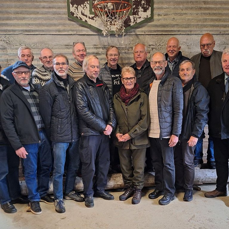 Í hlöðunni á Hafragili. Eftirtaldir voru mættir til að rifja upp gamla og góða tíma en þeir eru settir í þá sveit sem þeir komu frá þegar þeir mættu í námið á Hólum. Efri röð frá vinstri: Einar Sigurjónsson úr Garðabæ, Stefán Jónmundson úr Svarfaðardal, Þráinn Andersen að sunnan, Ágúst Hannes Sigurðsson Reykvíkingur, Þorsteinn Benediktsson úr Húnavtnssýslu, Sigurður Hólm Freysson úr Eyjafirði, Atli Már Óskarsson Njarðvíkingur og Guðmundur Guðmundsson Mosfellingur. Neðri röð: Níels Ívarsson Húnvetningur og er bóndi, Kári Sveinsson Skagfirðingur, Ólafur Thorlacius Eyfirðingur og bóndi, Ragnheiður Jónasdóttir Austfirðingur, Guðmundur Karlsson Eyfirðingur, Ásgeir Hjálmarsson Eyfirðingur og Valbjörn Pálsson Austfirðingur. AÐSEND MYND