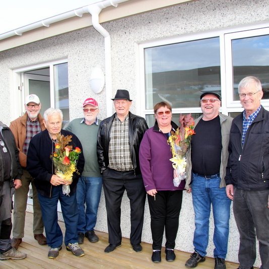 Við afhendingu 50. íbúðarinnar í gær. Frá vinstri eru Helgi Þorleifsson smiður, Stefán Steingrímsson varastjórn, Þórður Eyjólfsson fráfarandi formaður, Búhölda, Fjólmundur Fjólmundsson varastjórn, Ragnar Guðmundsson varastjórn, Hulda Gísladóttir og Halldór Hjálmarsson íbúðareigendur og Gunnar Steingrímsson nýr formaður Búhölda. Mynd: PF