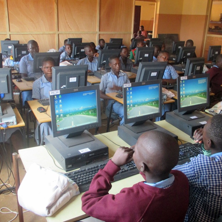 Áhugasamir nemendur í Ecole ABC de Bobo í Burkína Fasó læra á tölvur í fyrsta sinn. Ljósm./Ecole ABC de Bobo.