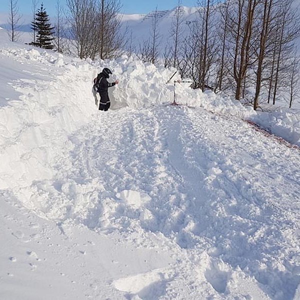 Hér er verið að moka af þaki sumarhússins. Á fyrstu myndinni í myndasyrpunni hér að neðan sést aðkoman að bústaðnum 14. mars sl. þegar aðeins sjónvarpsgreiðan stóð upp úr. Síðasta myndin sýnir bústaðinn í sumarskrúða. AÐSENDAR MYNDIR