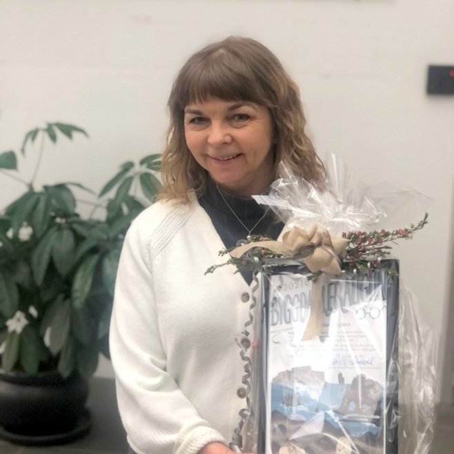 Unnur Sverrisdóttir, forstjóri Vinnumálastofnunar, veitir viðurkenningunni viðtöku. Viðurkenningarskjalið er hannað af Ólínu Sif Einarsdóttur, grafískum hönnuði ÓE Design, sem búsett er í Skagafirði. Mynd: ssnv.is