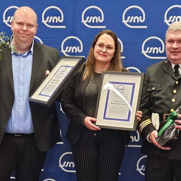 Björn Hrafnkelsson staðgengill sýslumanns, Ásdís Ýr Arnardóttir sérfræðingur og Pétur Björnsson yfirlögregluþjónn tóku við viðurkenningunni fyrir hönd embættanna. MYND AF VEF SSNV