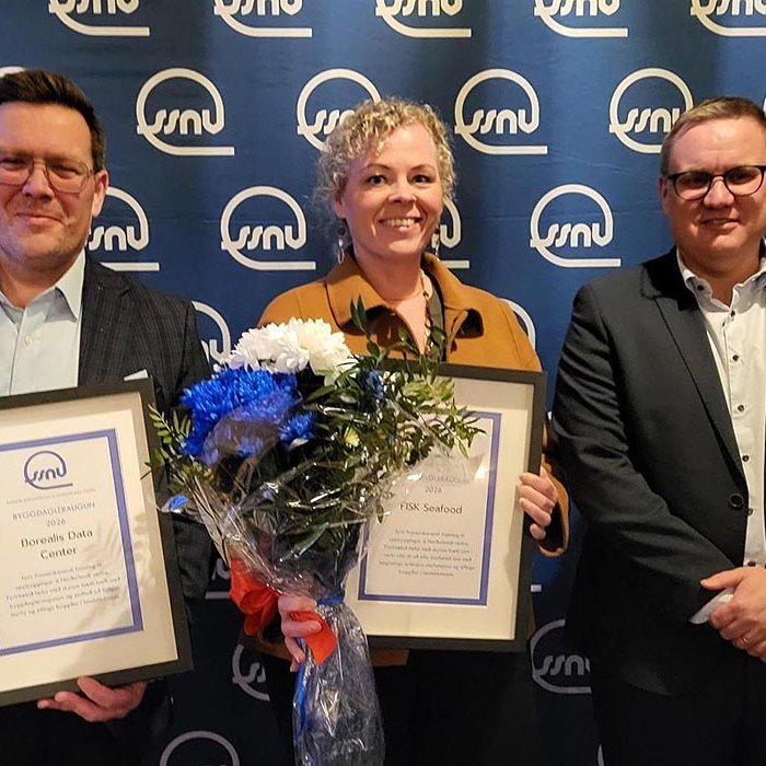 Þórhallur Rúnar Rúnarsson, Hulda Björg Jónsdóttir og Friðbjörn Ásbjörnsson veittu viðurkenningunum viðtöku fyrir hönd Borealis Data Center og FISK Seafood. MYND FRÁ SSNV