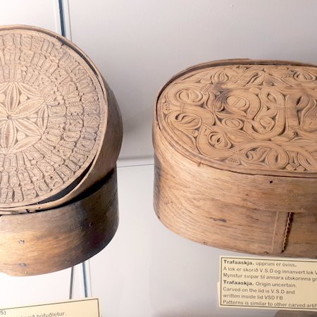 Hver og einn safngripur á sér sögu þó hún sé ekki alltaf ljós. Hér er t.d trafaaskja hver uppruni er óviss. Myndir: Benjamín Kristinsson.