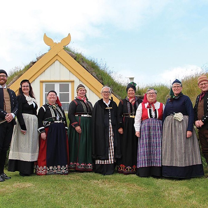 Glæsilegar konur í Pilsaþyt ásamt Eyjólfi Eyjólfssyni langspilsleikara, Ásmundi Kristjánssyni gullsmið og Guðrúnu Hildi Rosenkjær hjá Annríki, þjóðbúningar og skart. MYND: BYGGÐASAFN SKAGFIRÐINGA