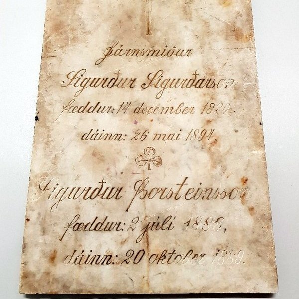 Gefendur legsteinsins eru Sigurður Gunnar Gissurarson og móðir hans, Bryndís Sigurðardóttir.