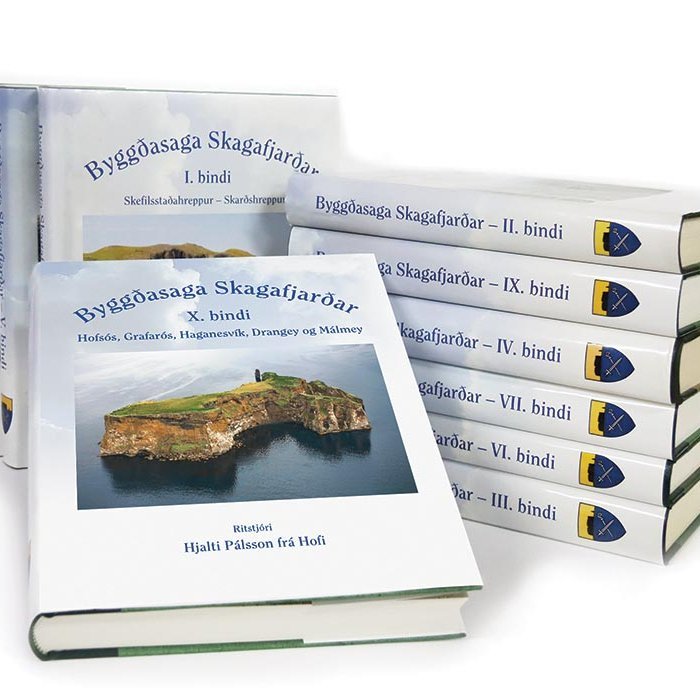 Það þarf vel byggðan skáp til að halda Byggðasögunni. Hér gefur að líta bindin tíu. MYND: ÓAB