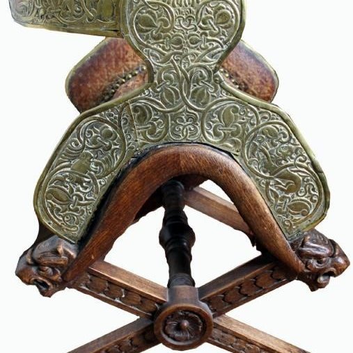 Hellusöðull (BSk-2013:200) úr furu, eltiskinni og látúni (með koparnöglum). Söðullinn situr á fagurlega útskornum tréstól. Brík og sveif eru lagðar drifnu og gröfnu látúni. Beitur hylja allar brúnir. Í látúnið er grafið blómamynstur og dýramyndir (t.d. ljón, hjörtur, hundur, björn, einhyrningur og fíll) í barokkstíl. Skammstöfunin TH Id eða TH Jd og ártalið 1766 er einnig grafin á vinstri hlið og á báðum hliðum er engill. Skinnið í setunni er þrykkt með nokkurs konar krossamynstri. Söðullinn var í eigu Þórunnar Kristjönu Hafstein (1922-1995). Faðir Þórunnar var Júlíus Havsteen (1886-1960) sýslumaður á Húsavík. Söðullinn var sennilega fjölskyldugripur þar til hann var seldur. Sigríður Sigurðardóttir gaf hann Byggðasafni Skagfirðinga þann 13. júlí 2013.