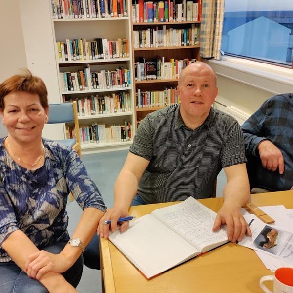 Útgáfunefnd Byggðasögu Skagfirðinga á bókasafninu á Hvammstanga en þarna eru Sigurlaug Ebba Kristjánsdóttir, Gunnar Rögnvaldsson og Bjarni Maronsson formaður. Myndina tók ritstjórinn sjálfur, Hjalti Páls.