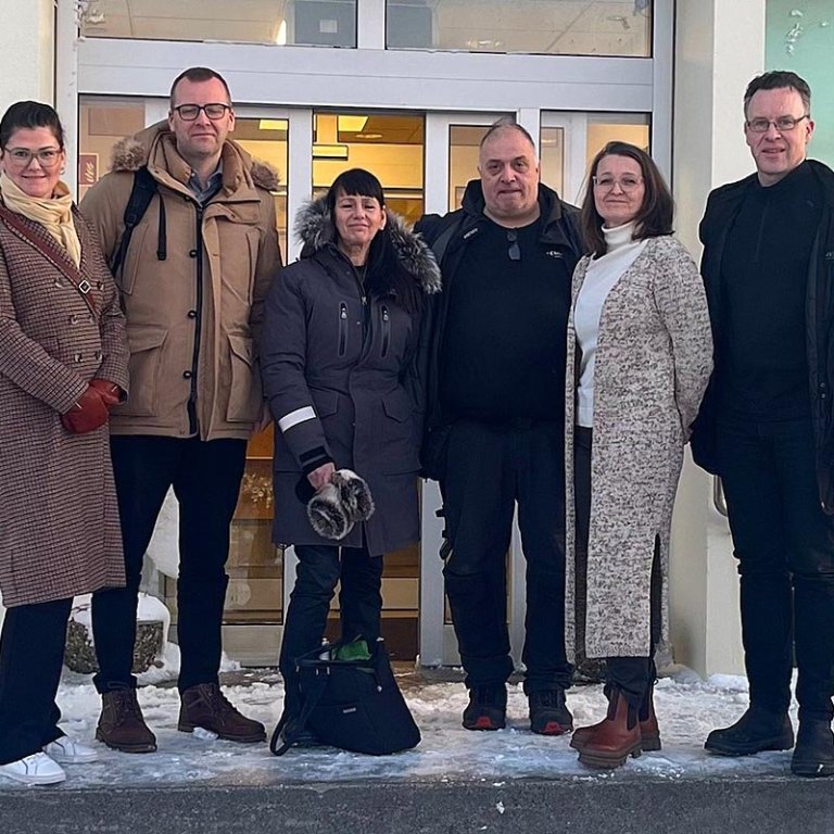 Fulltrúar Byggðastofnunar ásamt heimamönnum fyrir utan Ráðhúsið á Hvammstanga. MYND AF SÍÐU BYGGÐASTOFNUNAR