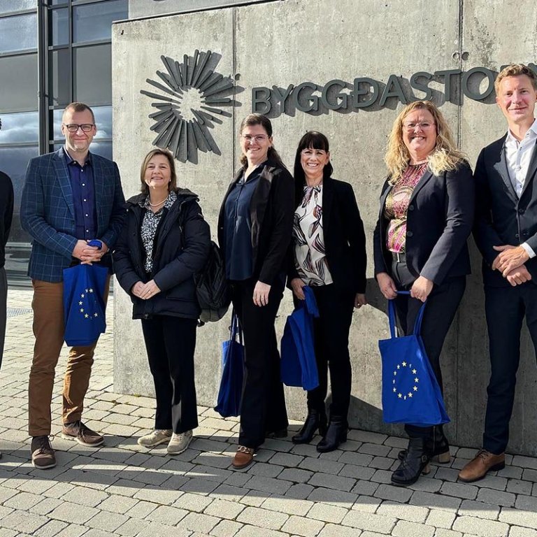 Gestirnir ásamt nokkrum starfsmönnum Byggðastofnunar. Frá vinstri: Viktor V. Stefánsson, Arnar Már Elíasson, Clara Ganslandt, Hrund Pétursdóttir, Sigríður Elín Þórðardóttir, Helga Harðardóttir og Samuel Ulfgard.  MYND: BYGGÐASTOFNUN