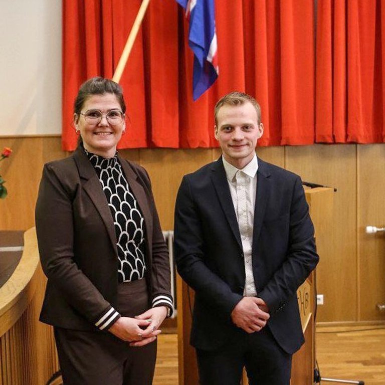 Hrund Pétursdóttir, forstöðumaður fyrirtækjasviðs Byggðastofnunar, og Steinþór Logi Arnarsson, formaður Samtaka ungra bænda. Mynd tekin af Byggdastofnun.is