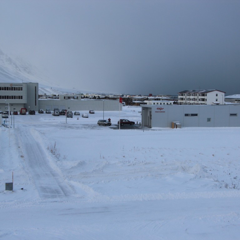 Byggingarreiturinn sem Byggðastofnun hyggst reisa nýtt húsnæði á er sunnan við Íslandspóst á Sauðárkróki. Mynd: BÞ