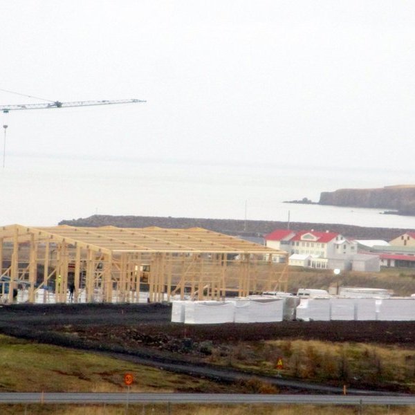 Feiknamikil bygging er að rísa á Miðholti á Blönduósi, ein þriggja undir iðnaðarhúsnæði sem þegar er í smíðum. Mynd: Valdimar Guðmannsson.