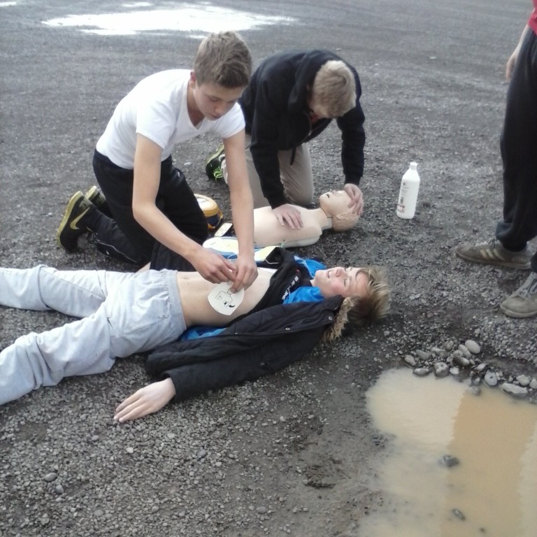 Nemendur á skyndihjálparnámskeiði