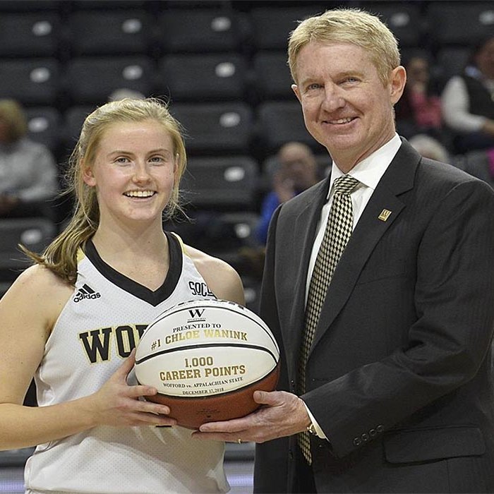 Chloe Wanink tekur við viðurkenningu fyrir að hafa skorað 1000 stig – þó ekki í einum leik. MYND AF NETINU