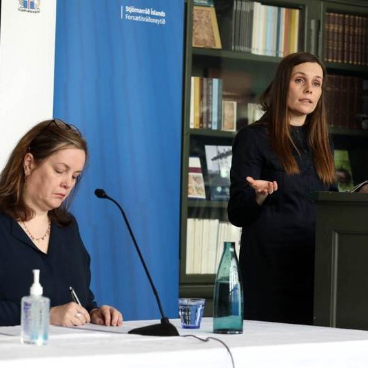 Katrín Jakobsdóttir forsætisráðherra og Svandís Svavarsdóttir heilbrigðisráðherra. Mynd: Stjórnarráðið.