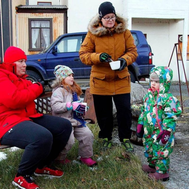 Matgæðingarnir með dætrum sínum. Díana, Ellen, Dúfa og Evey.